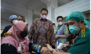 Berkunjung ke Sentra Vaksinasi Serviam, Menko Airlangga Ingatkan Masyarakat Tetap Patuhi Protokol Kesehatan