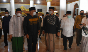 Dua Gubernur Shalat Berjamaah Subuh di Masjid Agung Sumedang