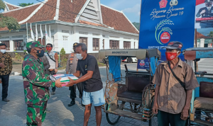 Paket Sembako Gratis Untuk PKL dan Abang Becak