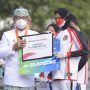 Ridwan Kamil Serahkan Kadeudeuh kepada Atlet Jabar Peraih Medali Olimpiade 2020