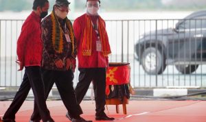 Presiden RI Joko Widodo didampingi Menteri Koordinator bidang Perekonomian Airlangga Hartarto saat menghadiri sebuah acara beberapa waktu lalu. (Foto: Dokumentasi)