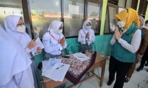 Jelang Pembelajaran Tatap Muka, Atalia Ridwan Kamil Tinjau Vaksinasi Pelajar di Indramayu