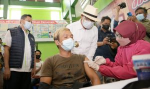 Ridwan Kamil Tinjau Gebyar Vaksinasi Massal Balongan