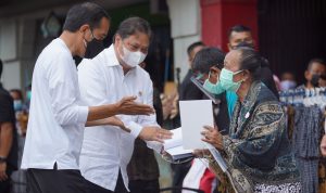 Simbolis, Presiden Jokowi dan Menko Airlangga Serahkan Bantuan Tunai ke PKL