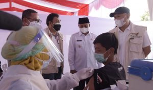 Uu Ruzhanul Dampingi Menteri Koperasi dan UKM Tinjau Vaksinasi di Garut