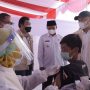 Uu Ruzhanul Dampingi Menteri Koperasi dan UKM Tinjau Vaksinasi di Garut