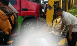Sebuah mini bus tampak mengalami kecelakaan di Jalan Raya Tanjungsari, tepatnya di depan SMK Yadika, Desa Gudang, Kecamatan Tanjungsari yang menyebabkan dua korban meninggal dunia. (Foto: ISTIMEWA)