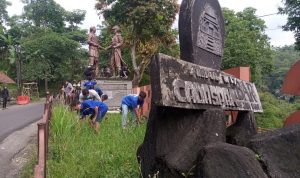 Peringati Hari Pahlawan, Bobotoh Bersihkan Monumen Cadas Pangeran