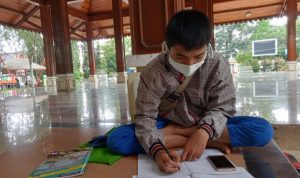 Seorang Pelajar SMP di Cimahi Jualan Lukisan untuk Bantu Ekonomi Keluarga
