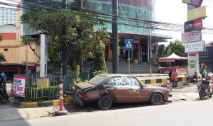 Mobil Rongsok Di Depan Mall Jatos Dibiarkan Teronggok Bertahun-tahun