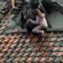 Video Viral Satu Keluarga Menyelamatkan Diri Diatas Genteng, Banjir Terjadi di Cilenyi Wetan