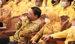 Gubernur Khofifah Pakai Baju Kuning, Ketum Airlangga: Golkar Jatim Memang Istimewa