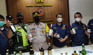Polisi Sita Ratusan Botol Miras dan Obat Terlarang