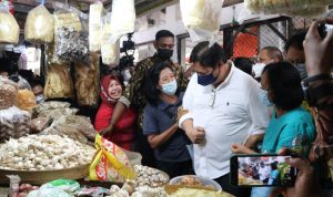 Emak-emak Kerubuni Airlangga Hartarto, Operasi Pasar di Salatiga Jadi Heboh