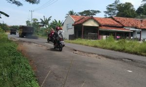 Jalan Amblas di Lingkar Barat Terbengkalai