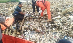 Mayat Mengambang di Tumpukan Sampah Waduk Jatigede