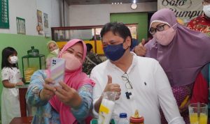 Pantau Perkembangan UMKM, Menko Airlangga Sambangi Warung Kuliner Tradisional