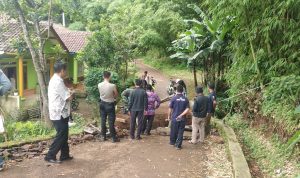 Jalan Penghubung 2 Kecamatan di Sumedang Amblas, Warga Tak Bisa Melintas