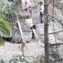 Ambruknya Tanggul Jembatan Penghubung Antar Desa Kertaharja Dengan Desa Kamal di Kecamatan Tanjungkerta