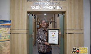 Prof. Atje Setiawan Abdullah Raih Rekor MURI