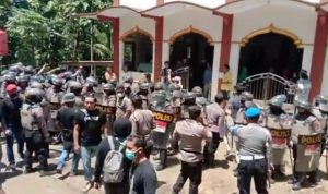 Polisi Kepung Warga di Masjid Desa Wadas