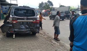Ditabrak Mobil, Gerobak Rujak Hancur Berantakan
