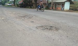 Jalan Provinsi Sumedang Wado Tak Terawat, Banyak Berlubang, Ganggu Pengendara
