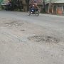 Jalan Provinsi Sumedang Wado Tak Terawat, Banyak Berlubang, Ganggu Pengendara