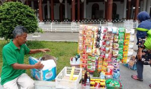Pedagang di Alun-alun dan Masjid Agung Sumedang Alami Penurunan Pembeli