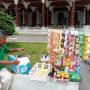 Pedagang di Alun-alun dan Masjid Agung Sumedang Alami Penurunan Pembeli