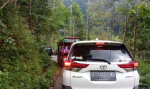 Akses Jalan Citengah ke Kampung Karuhun Sempit