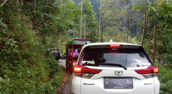 Akses Jalan Citengah ke Kampung Karuhun Sempit
