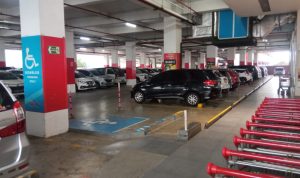 Mobil Pengunjung Penuhi Parkiran Plaza Asia