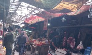 Bulan Puasa, Pedagang Pasar Alami Kenaikan Omzet, Pedagang Masih Ramai di Siang Hari