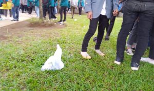 Mahasiswa Punguti Sampah Sisa Unjukrasa