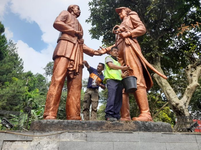 Jelang Lebaran 2022 Patung Cadas Pangeran Bersolek Sumedang Ekspres 2650