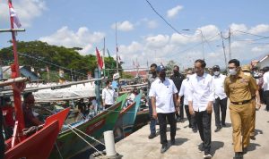 Nelayan Cirebon "Curhat" Kelangkaan Solar Kepada Jokowi dan Ridwan Kamil