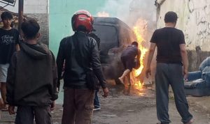 Damkar Tanjungsari Padamkan Mobil Terbakar Di Cimanggung