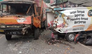 Kecelakaan Fuso Hantam Mobil Box dan Motor Karena Rem Blong