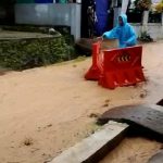Dampak Pembangunan Tol, Jalan Desa Dialiri Air Deras