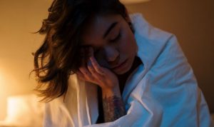 Bahaya! Ini Efek Buruk yang Mengintai Jika Terbiasa Tidur dengan Lampu Menyala, Berikut Tips dan Trik Bagi yang Takut Gelap