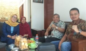 Dr Aqua Dwipayana Bersilaturrahmi kepada Ibunda Direktur Radar Tasikmalaya Group