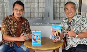 Dr Aqua Dwipayana bersama Pimpinan BRI Cabang Sumedang, Jawa Barat, Bayu Adityo di rumah dinasnya di Sumedang.