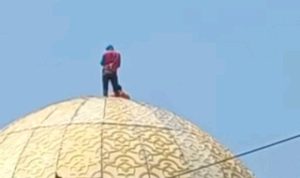 Viral, Seorang Pria Joget Di Kubah Masjid Ujunggebang Cirebon