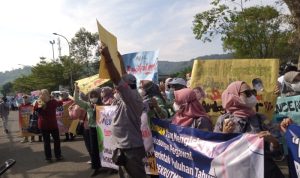 Ribuan Nakes Mengaku 'di-PHP-in', Lakukan Aksi Unjuk Rasa di DPRD Sumedang