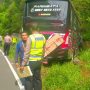 38 Penumpang Melanjutkan Berwisata Setelah Bus Menabrak Tebing di Sarangan
