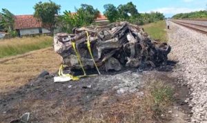 Satu Mobil Tertabrak Kereta Api Lalu Terbakar Di Cirebon, 4 Orang Meninggal Dunia