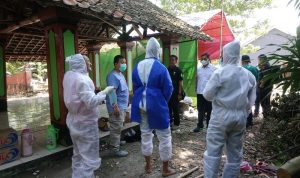 Pembongkaran Makam yang Dilakukan di Arjawinangun Cirebon, Keluarga Curiga Atas Kematiannya yang Tidak Wajar