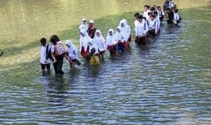 Cemas, Puluhan Anak SD Menyebrangi Sungai Untuk Pergi Ke Sekolah