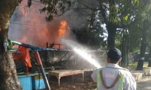 Kebakaran Di Watubelah Cirebon, Gundukan Selang Bekas Serta Warung, Ini Penyebabnya